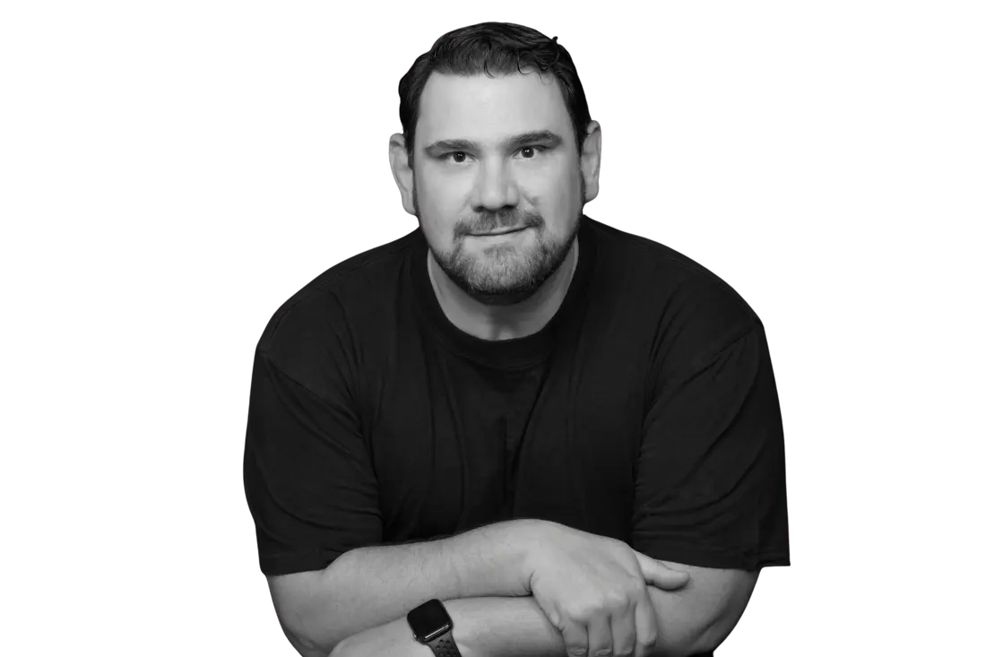 Paulo Veloso, Fractional CRO and Go-To-Market consultant, portrait with arms crossed